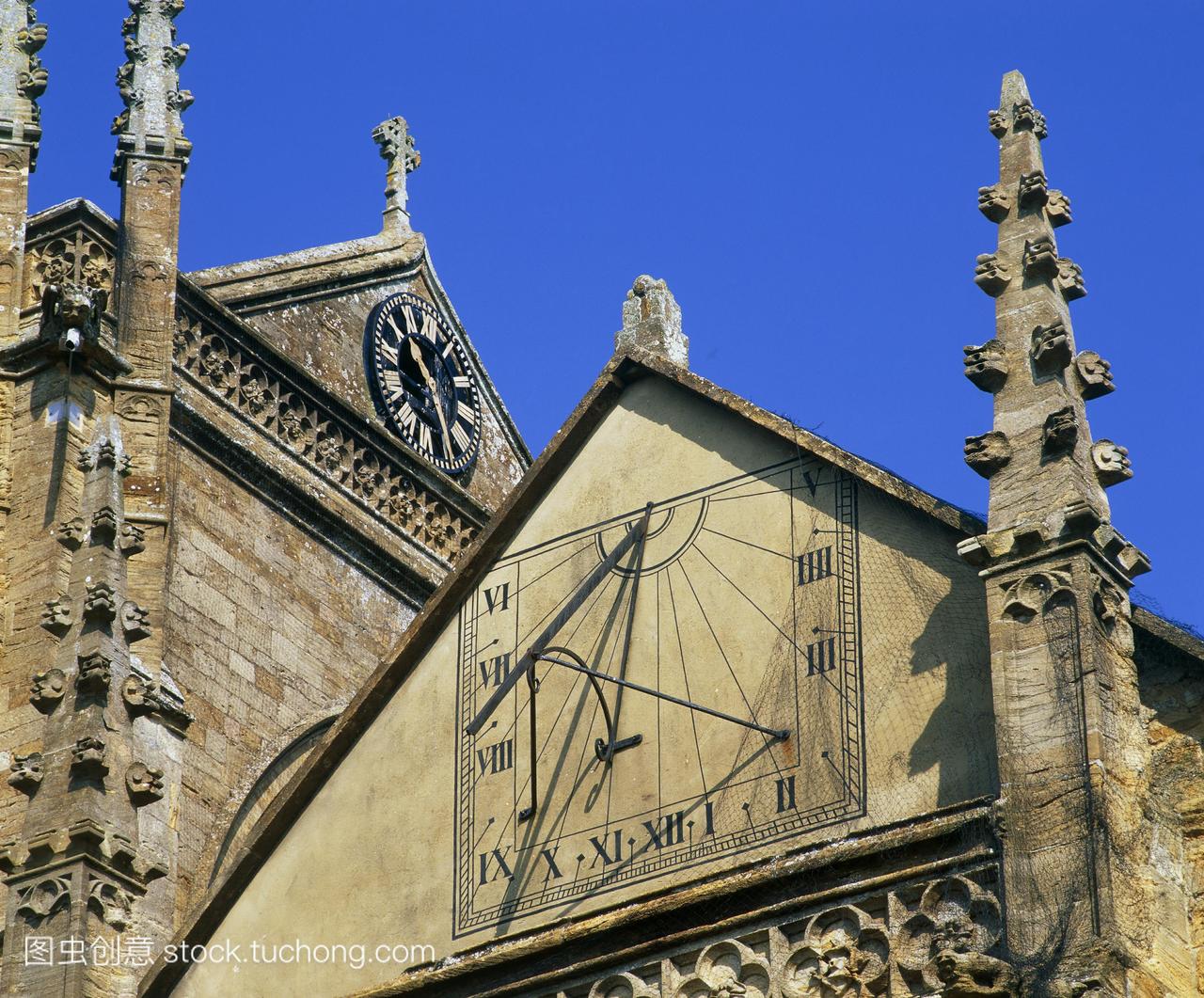 日晷。日晷附加到一个教堂的墙。日晷措施时使