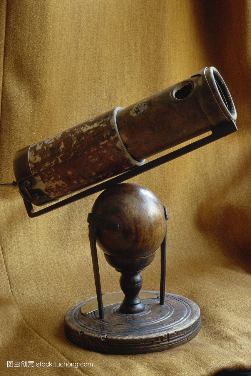 牛顿望远镜。副本的第二反射式望远镜设计和建造的英国天文学家艾萨克·牛顿爵士于1642年1642-1727。牛顿发明了反射望远镜在1668年因为他认为是不可能产生一个望远镜镜头没有造成色彩扭曲色差。这个望远镜主要使用抛物面镜光这是反映了30-centimetre长管到另一个镜子。这第二个镜子反映了图像横向通过目镜右上。这个望远镜在1672年首次证明了牛顿在英国皇家学会伦敦英国。