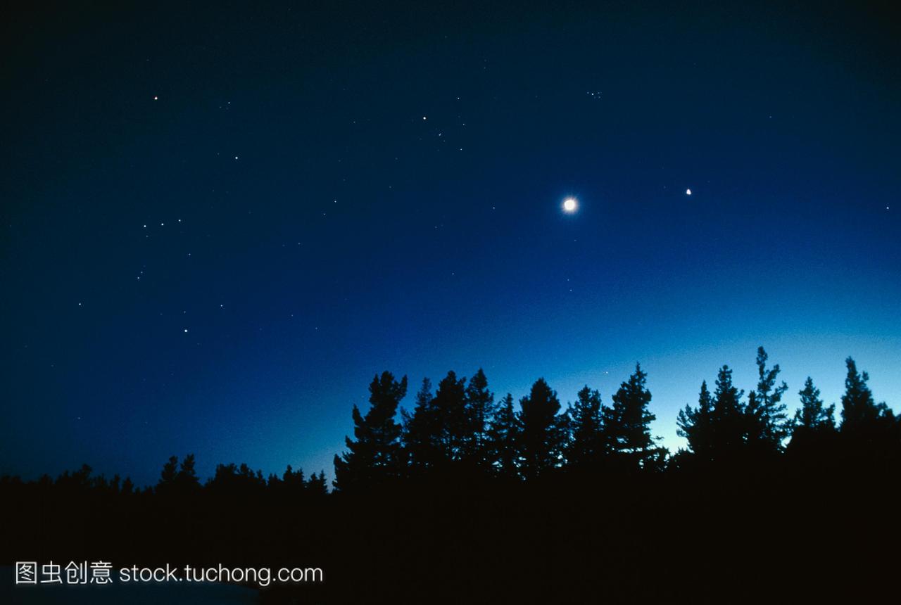 星金星和月亮右中心的从地球上看到猎户星座左