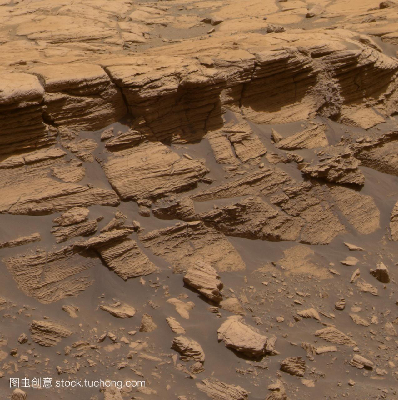 火星沉积岩。火星沉积岩层的本色形象暴露在“佩”厄瑞玻斯陨石坑的窗台上。数十亿年前形成的岩石都认为是由风和水沉降行为。这张照片是火星探测器获得的机会。这张图片的颜色是由结合相机过滤器上你会看到。机会登陆火星的子午平原地区2004年1月并且得到了这幅2006年3月3日罗孚的任务的第749个火星日。