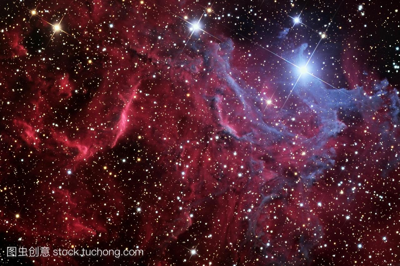 恒星星云ic405。这个星云是一团气体的云,它发