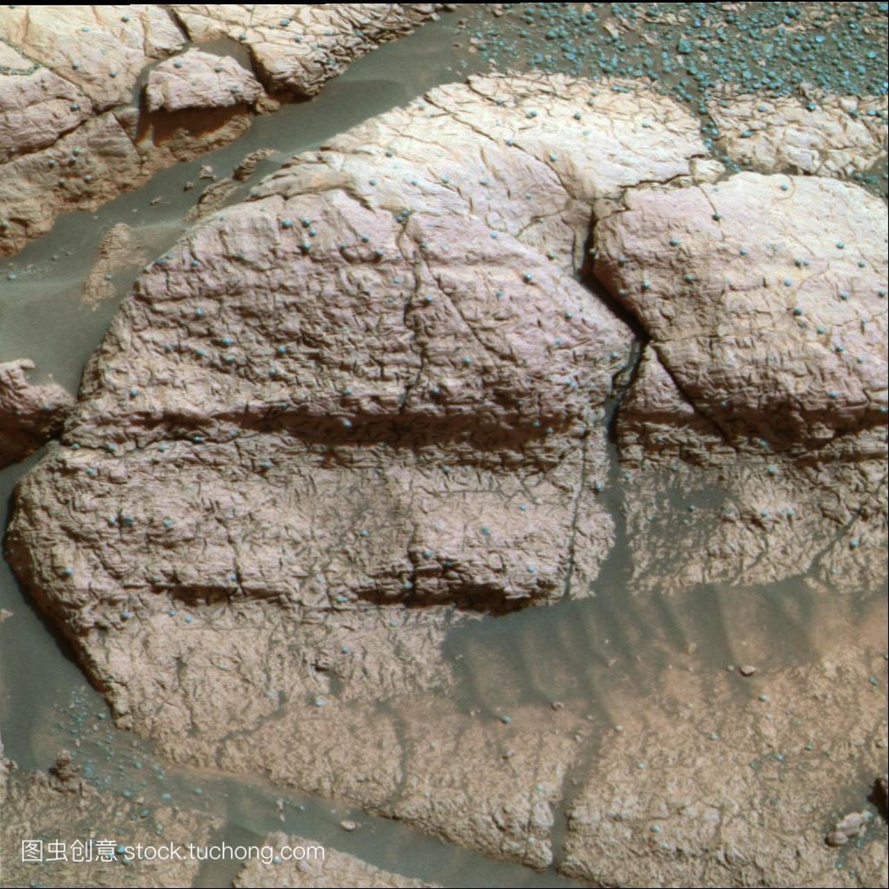 星车于2004年1月24日在火星上的一个小火山口