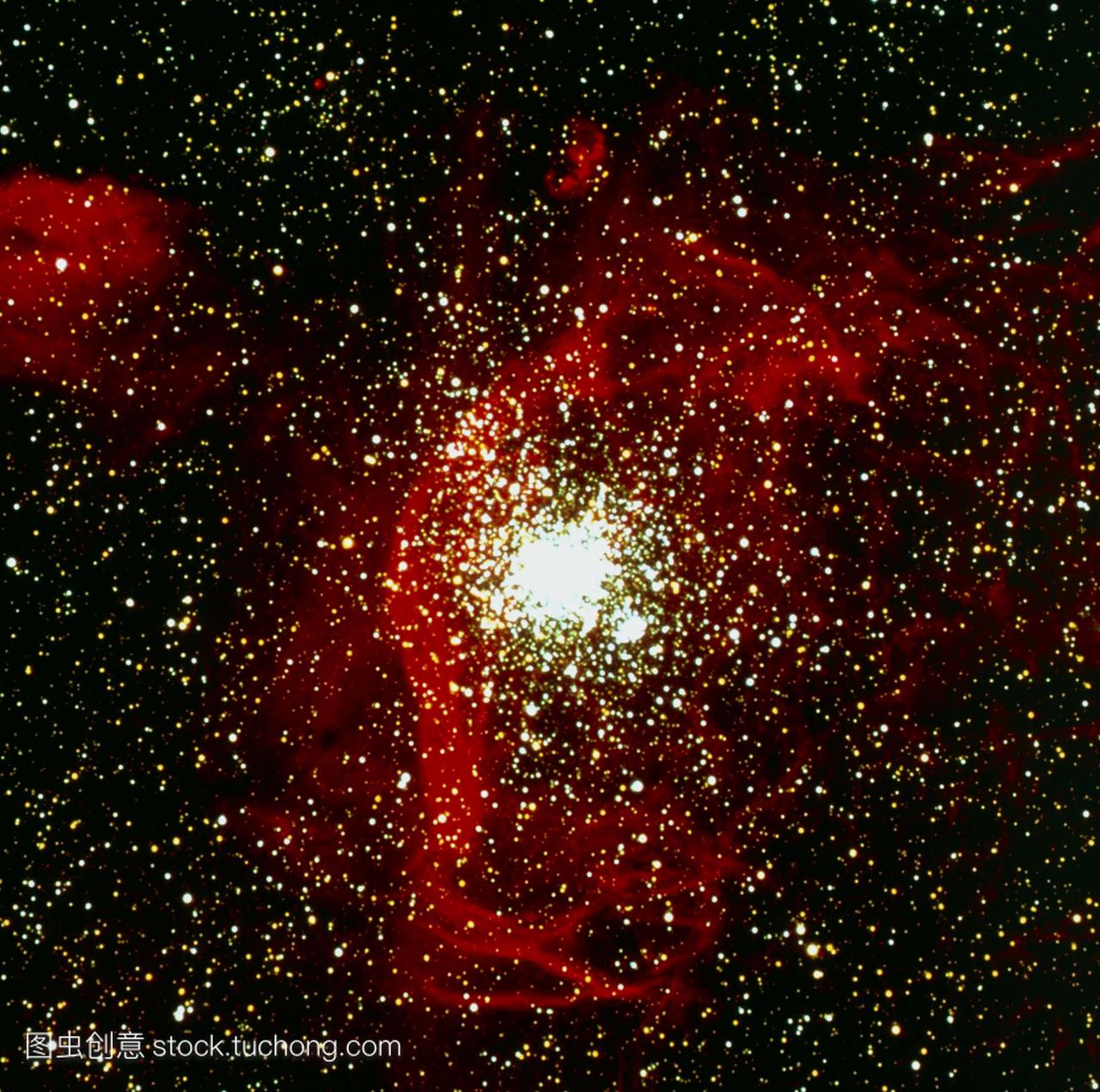 伦星云中双星群ngc1850的光学图像。主星团在