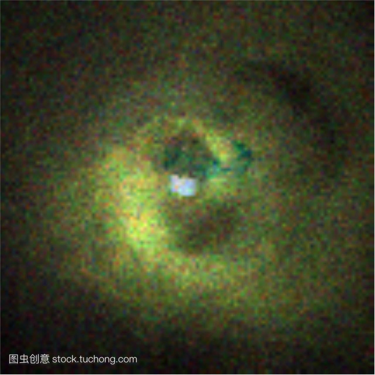 像椭圆星系珀尔修斯或NGC1275。颜色代表x射