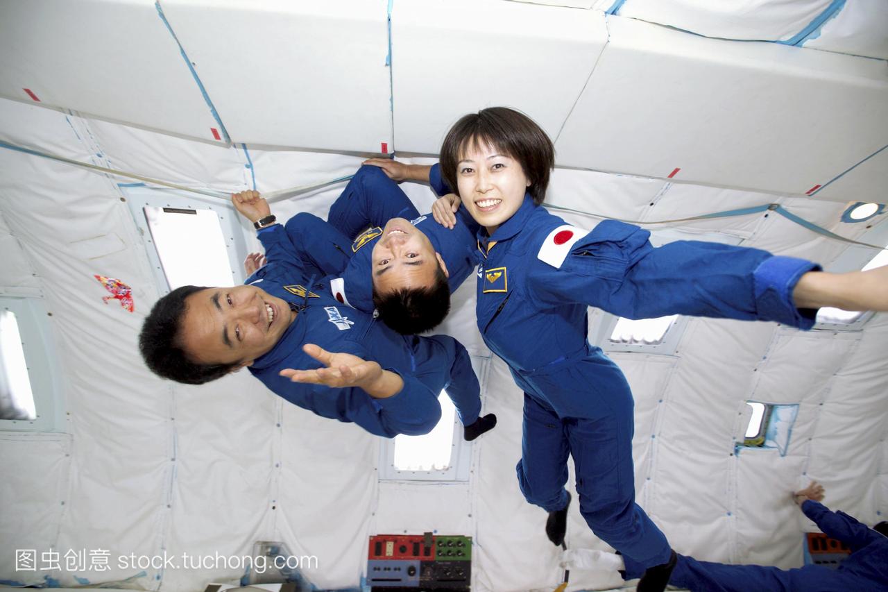 日本宇航员在自由落体训练。jaxa日本航空航天