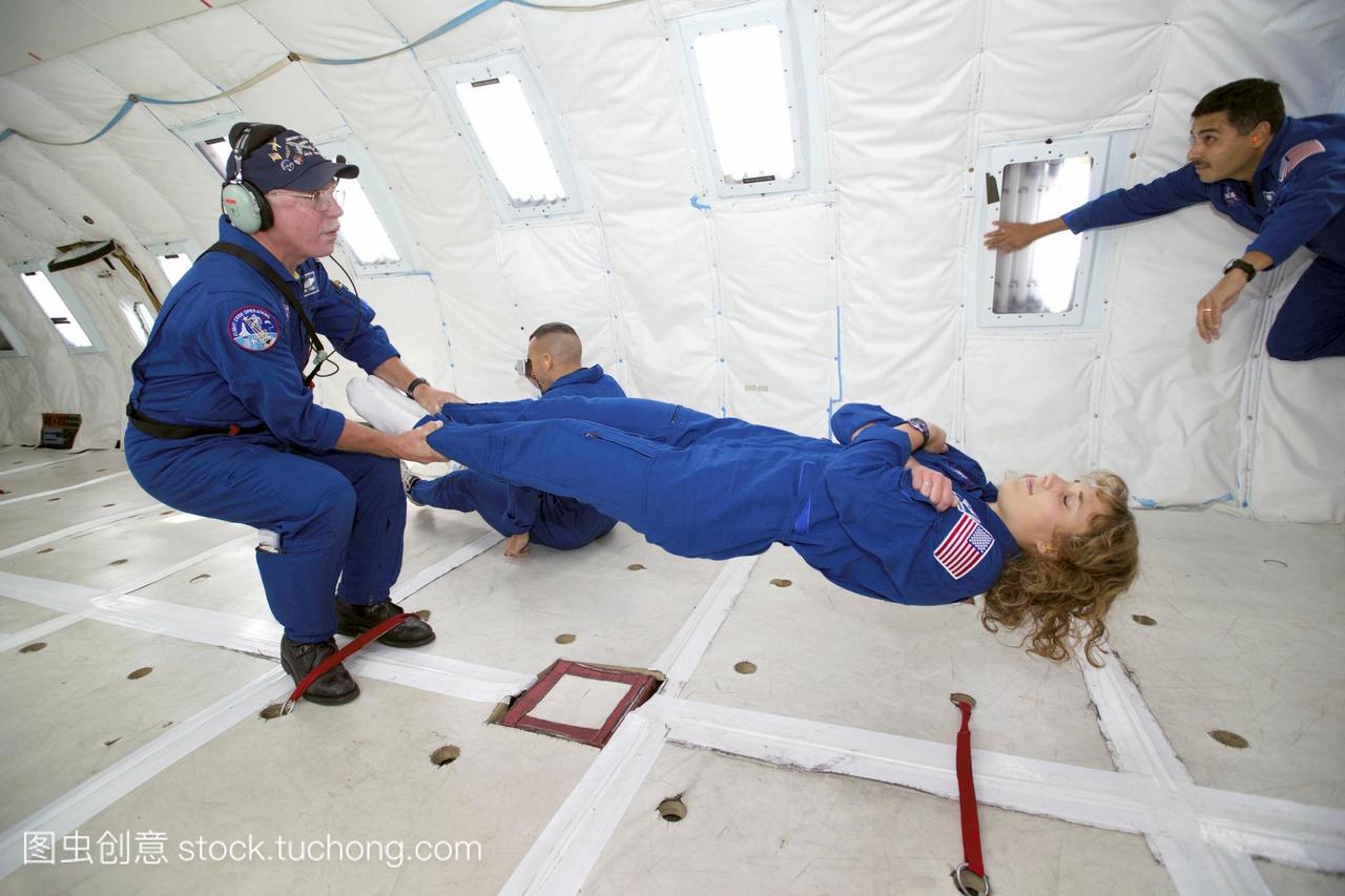 NASA宇航员训练在自由落体的kc-135飞机飞行
