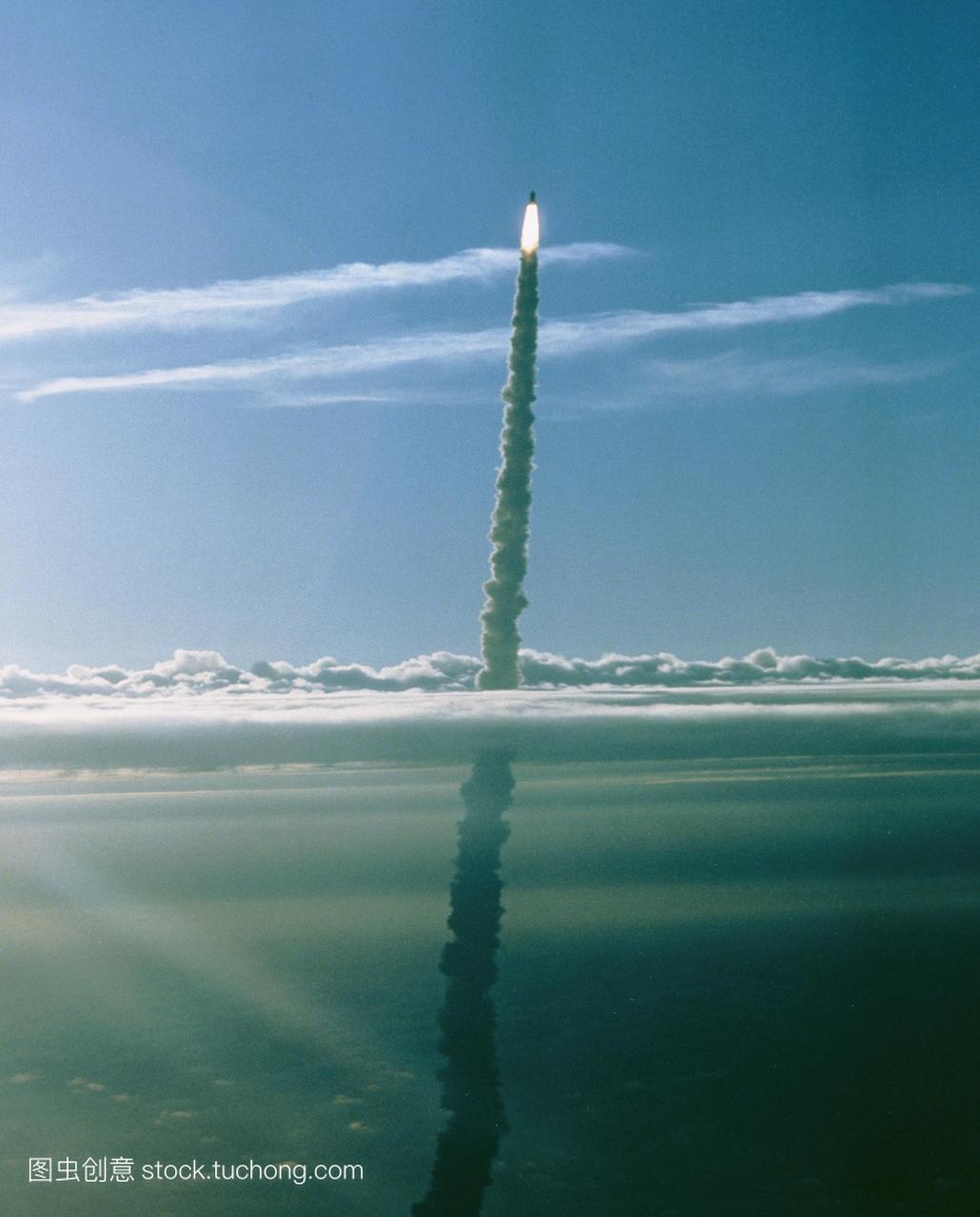 哥伦比亚号航天飞机于1990年1月9日发射升