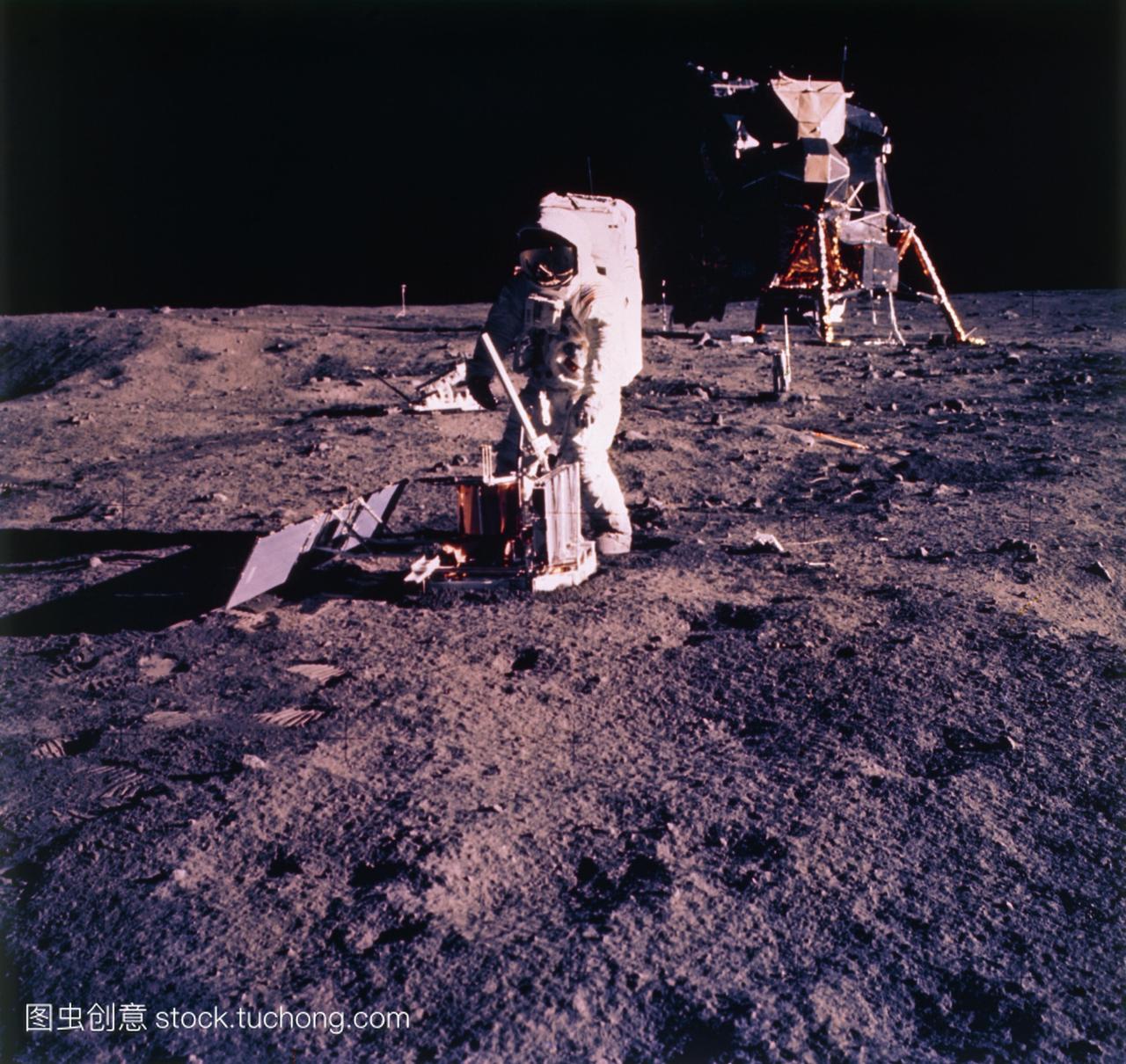 阿波罗11号是第一个载人登月。阿波罗11