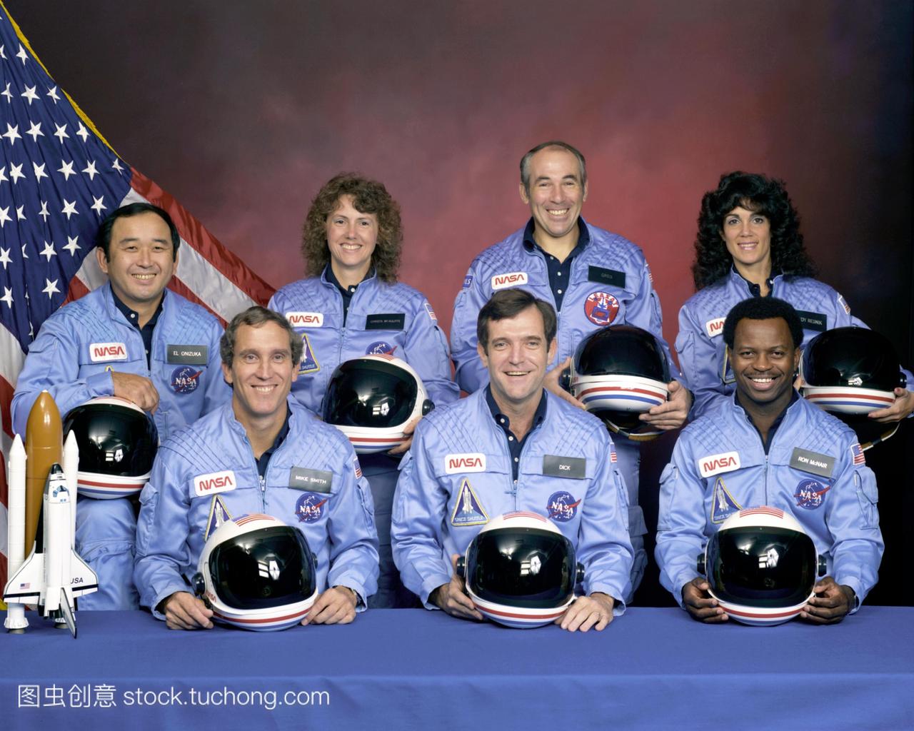 挑战者号航天飞机的机组人员照片,在发射失败