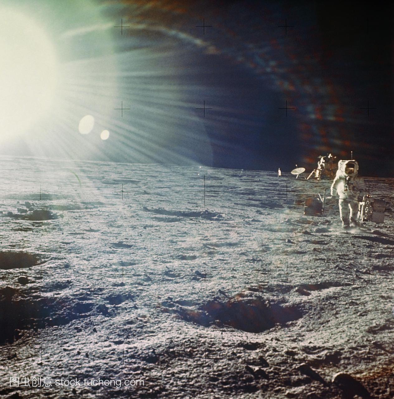 阿波罗12号宇航员在月球表面行走的照片。阿
