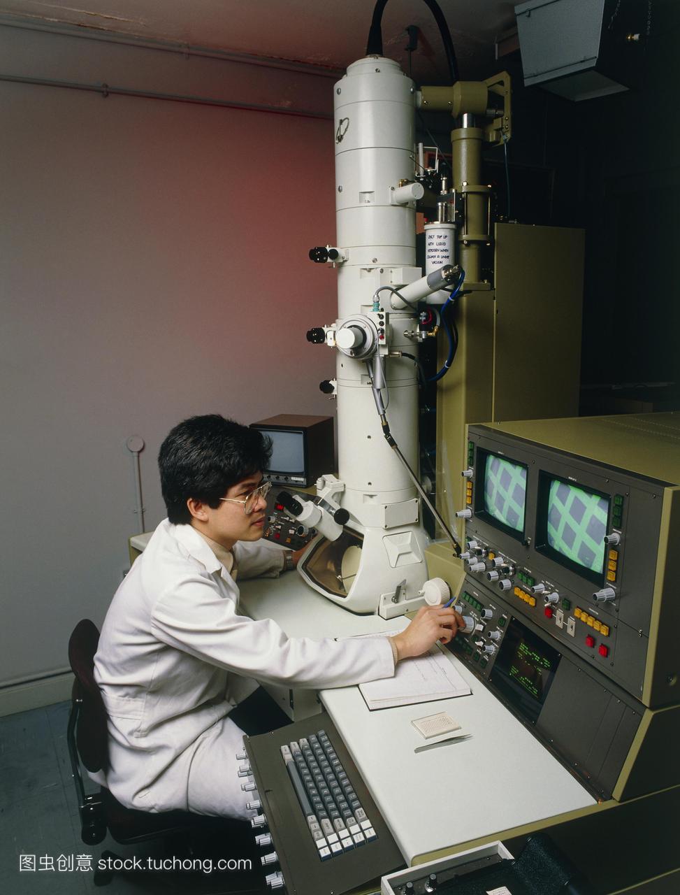 科学家使用扫描透射电子显微镜杆。干细胞结合