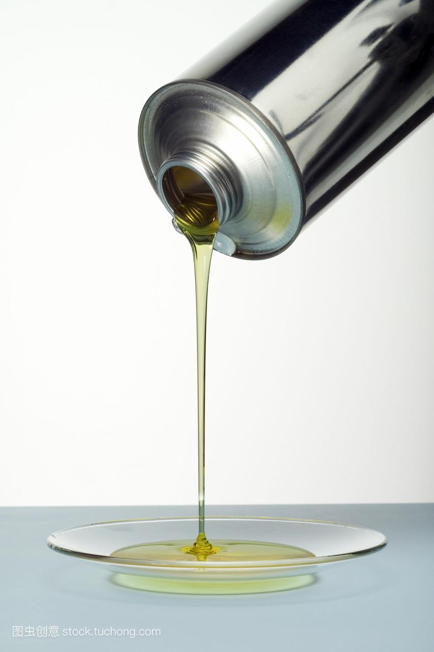 中润滑油从瓶中倒入。润滑油是原油精制的产物