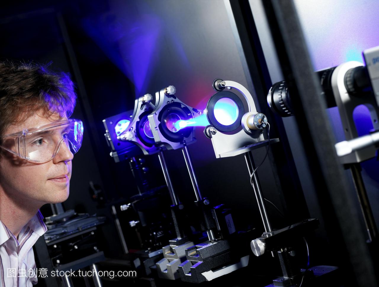 光研究的研究人员测量一束光从led发光二极管