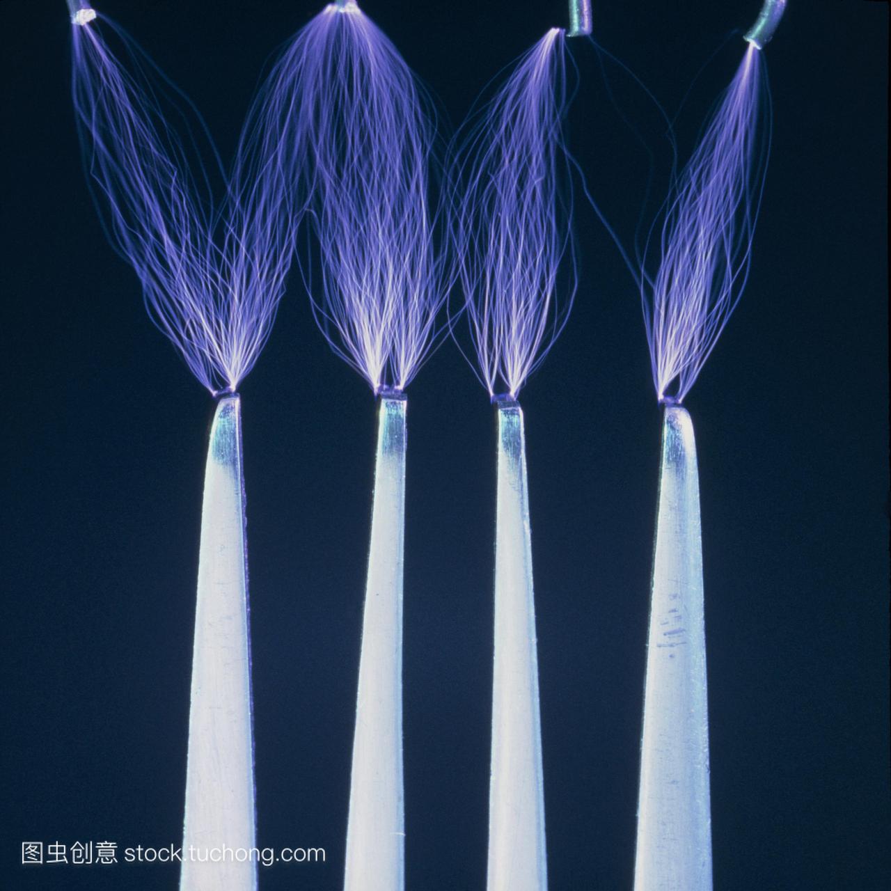静电放电产生的火花在叉子和四个电极之间。许