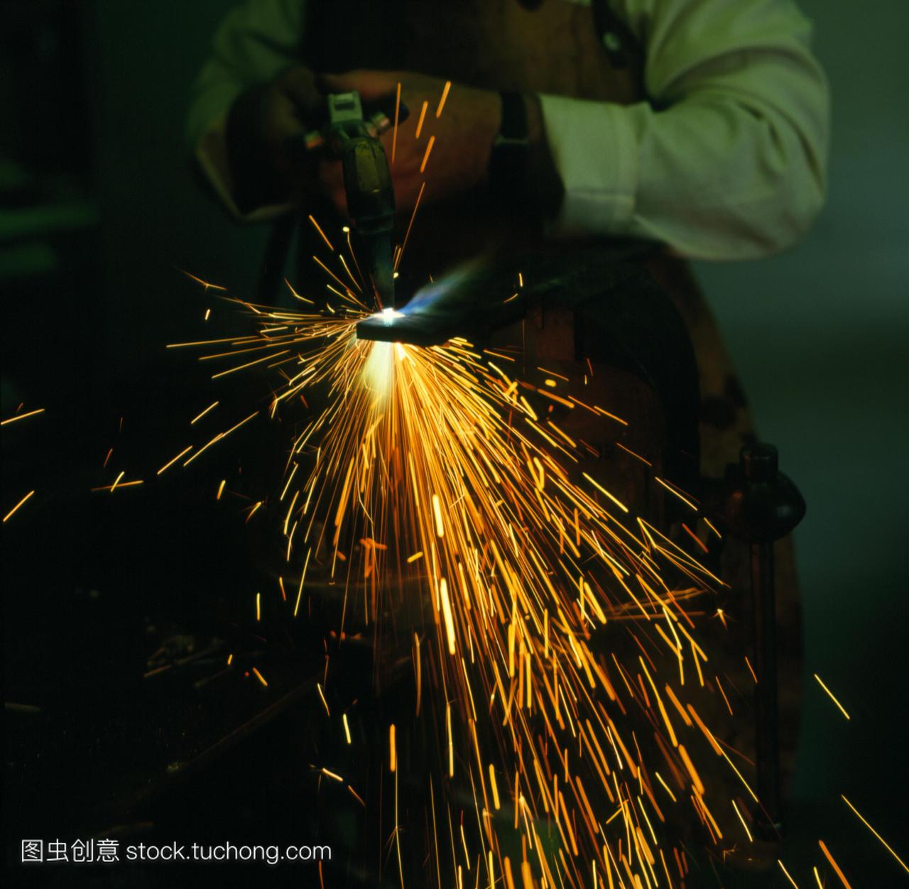 乙炔切割低碳钢板使用。使用乙炔切割和焊接钢