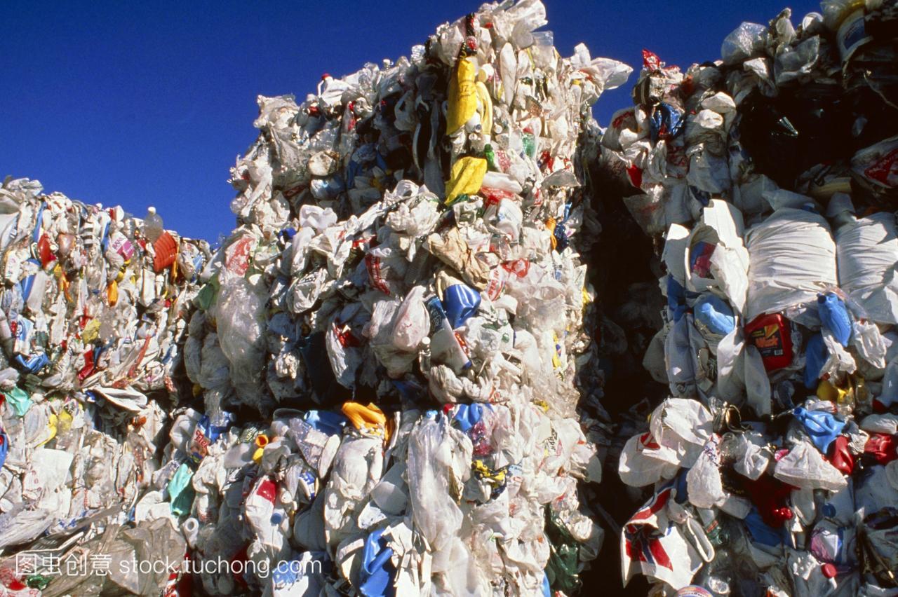 料垃圾堆放准备回收。塑料是由矿物油,自然资