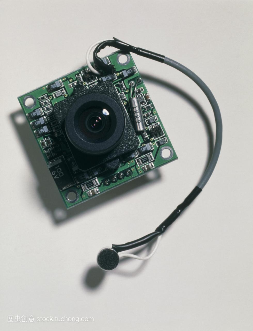 微型间谍相机。微型摄像机带有麦克风附件左下