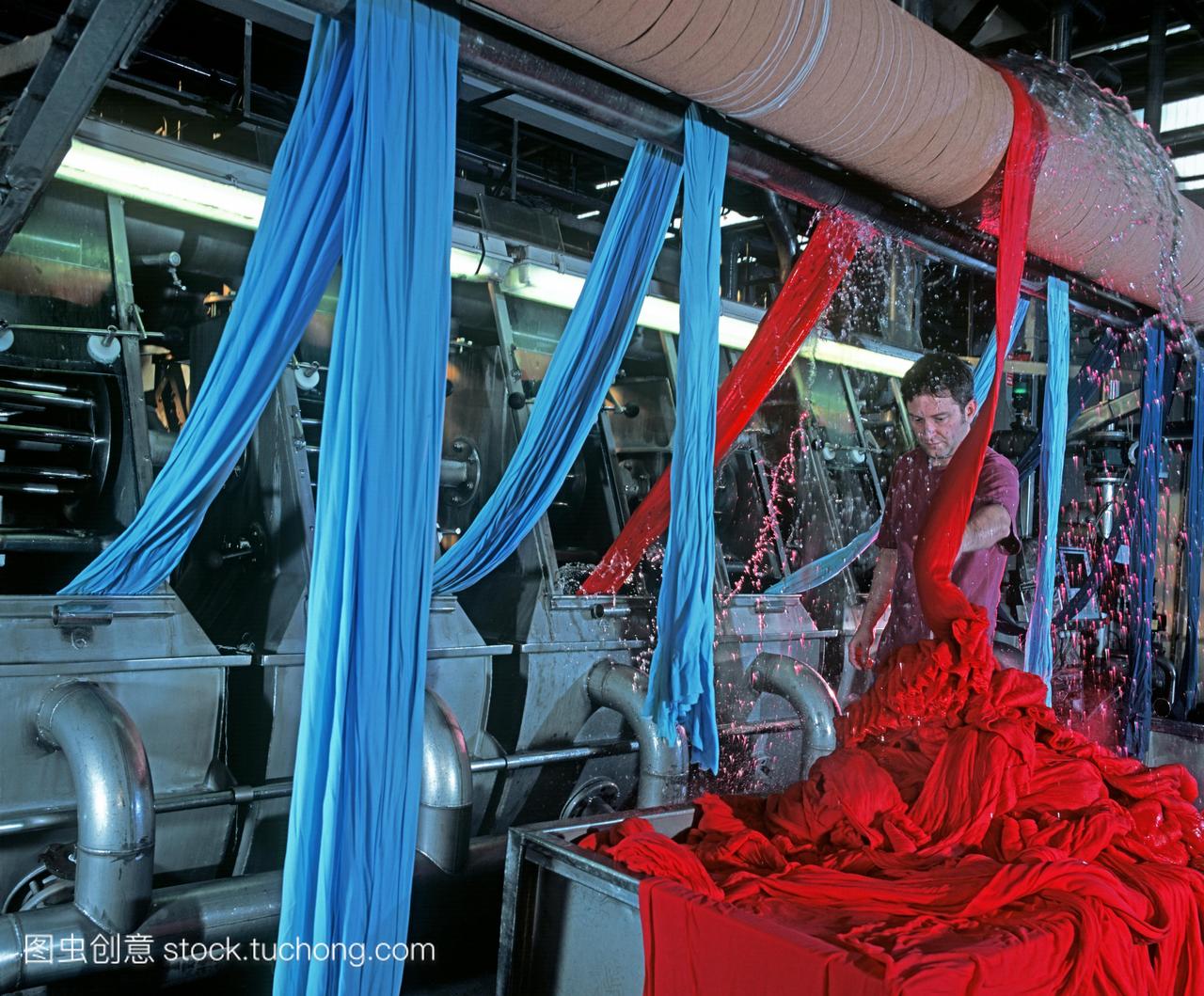 纺织工业。在纺织厂被监控的染色机。这台机器