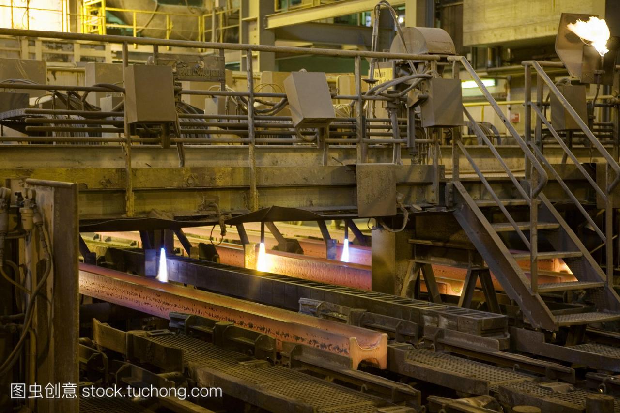 钢铁生产。在电炉中由废铁形成的钢梁。在卢森