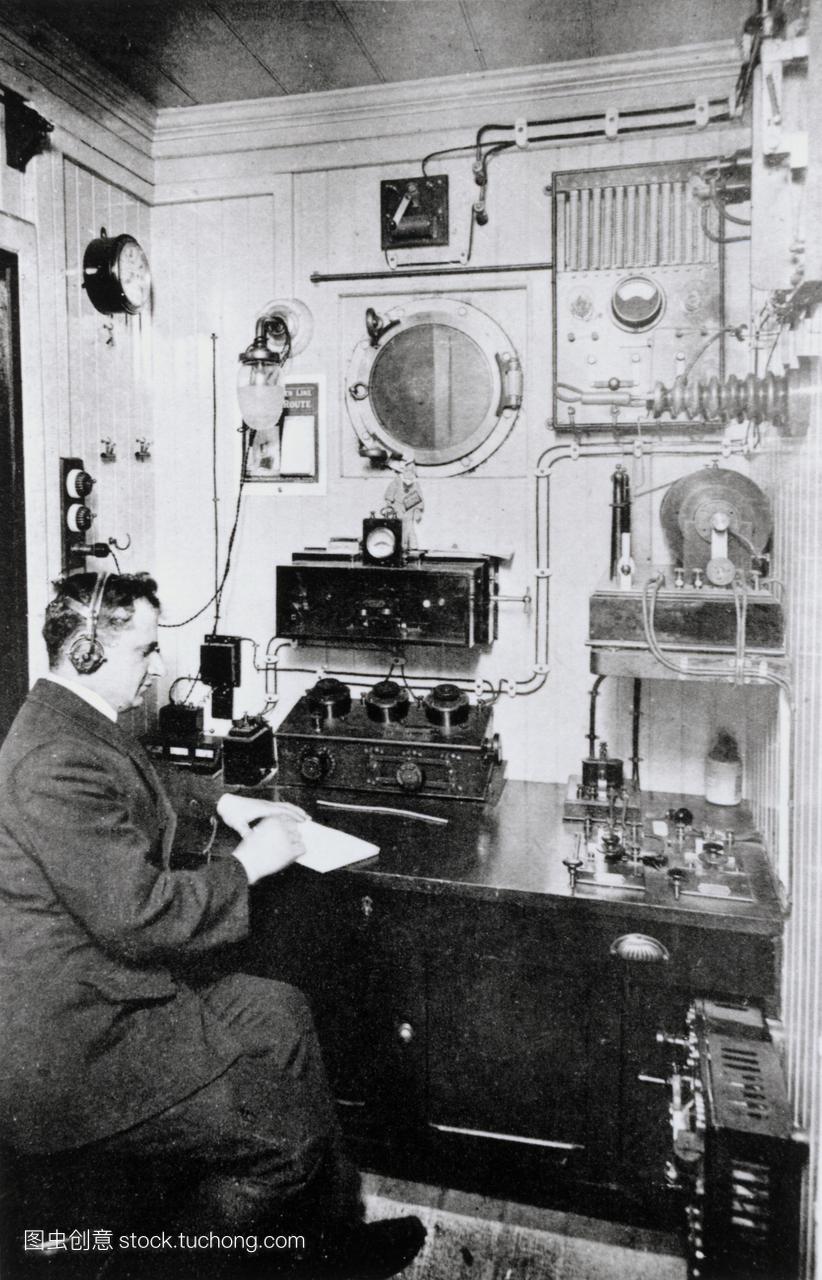 无线运营商。操作者使用马可尼无线,一台早期