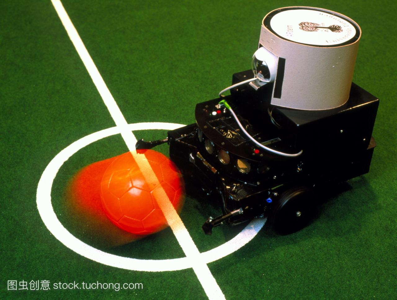 机器人足球。在1998年世界机器人足球锦标赛