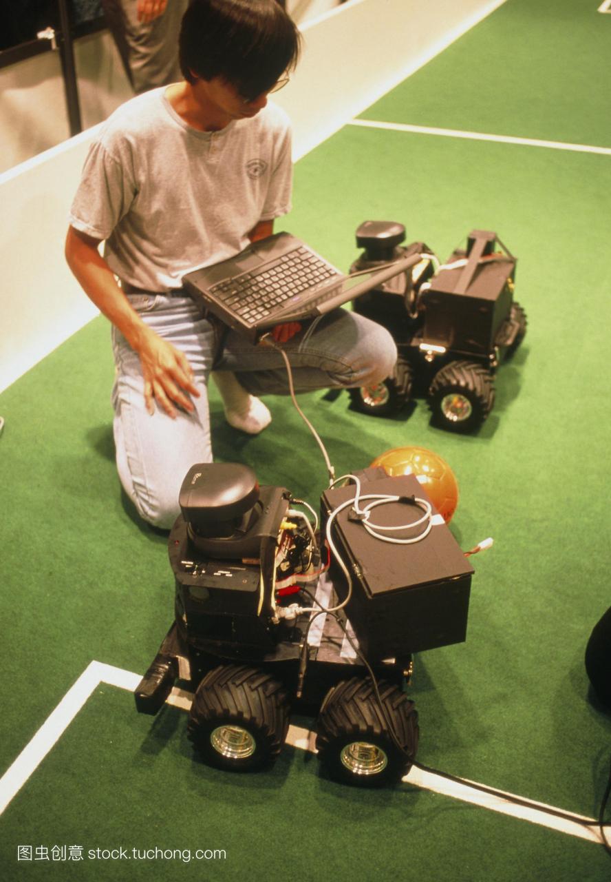 机器人足球。技术员编程机器人足球比赛机器人