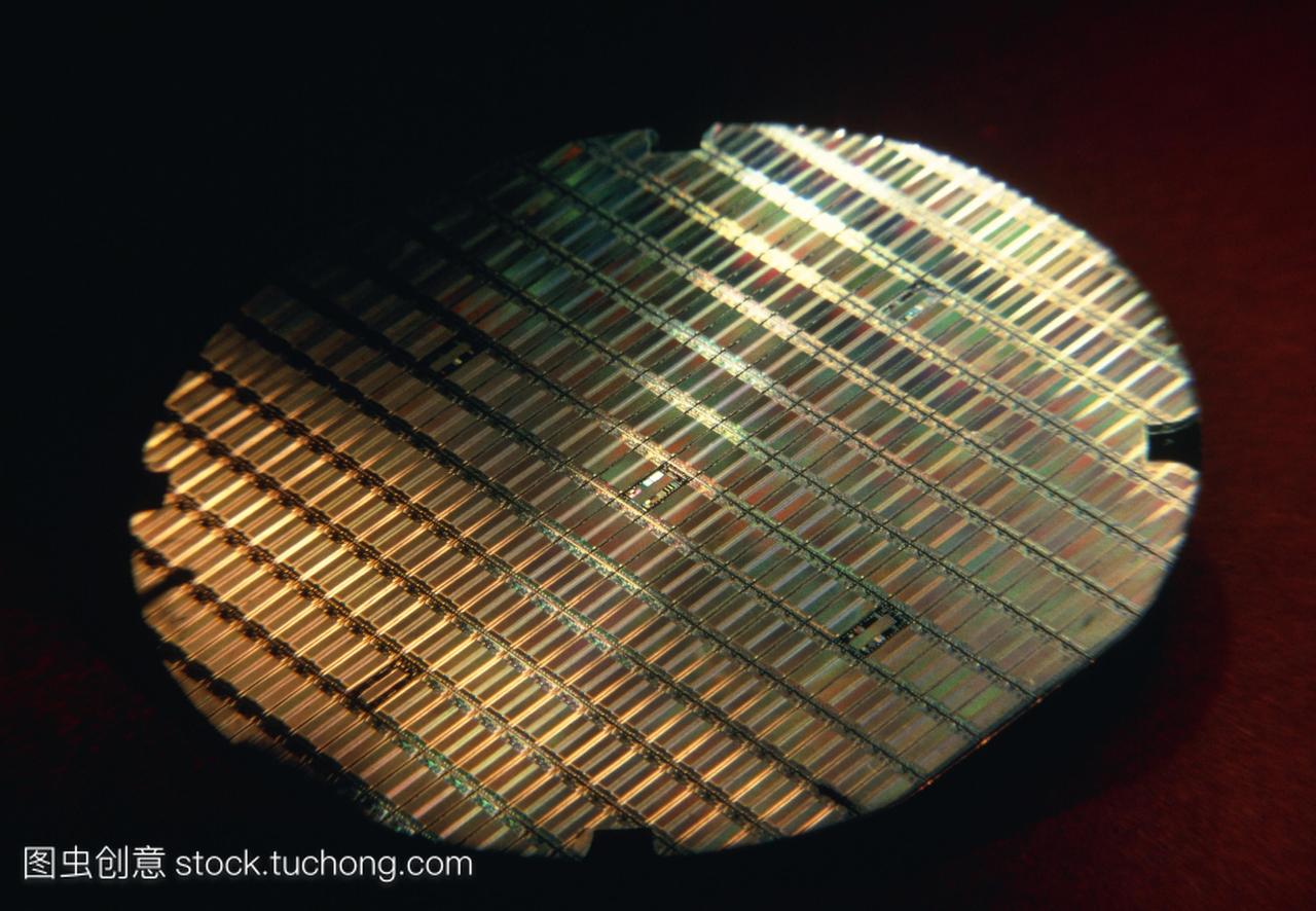 矽晶片大约有300可用16k内存集成电路芯片。