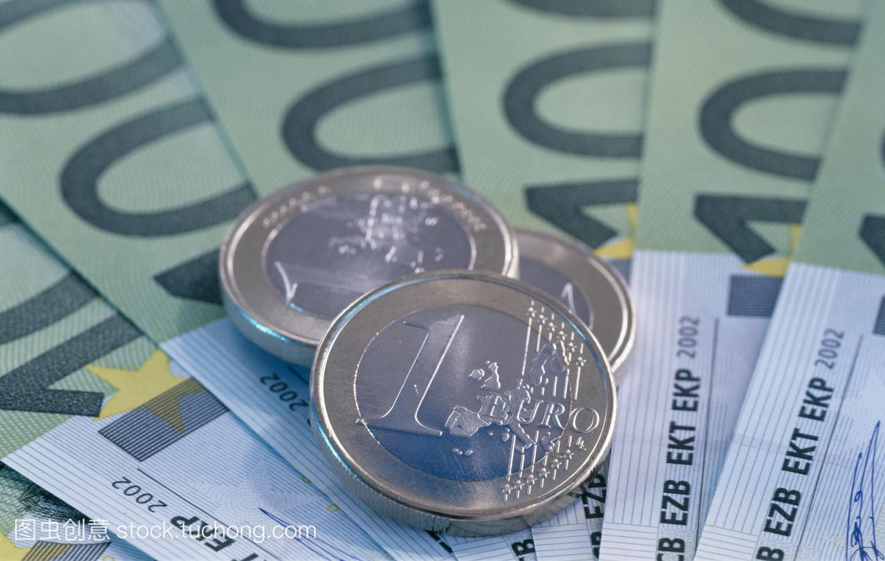 欧元货币。一欧元硬币和一百欧元的纸币。欧元