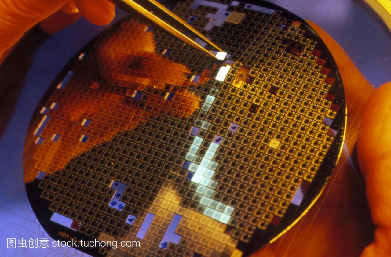一个加工的硅片,包含数百个微机械压力传感器