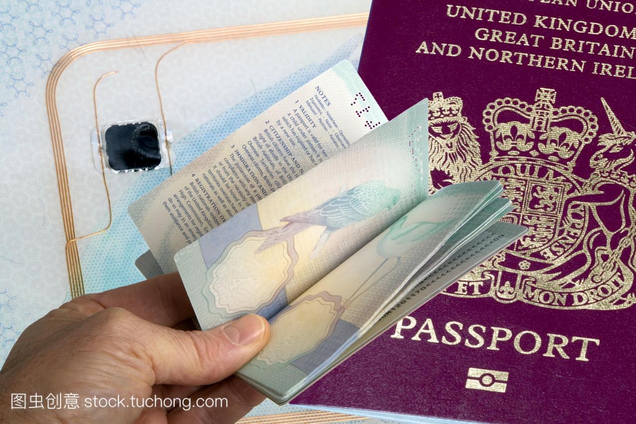 手拿着一本含有生物特征芯片的英国护照。