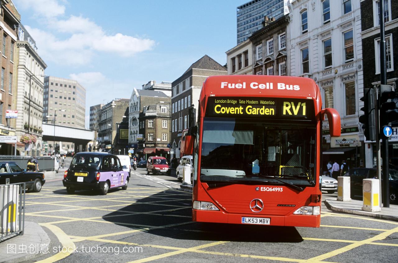 氢动力汽车。这辆公共汽车是由氢气燃料电池运
