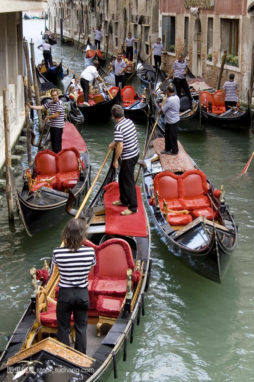 贡多拉。在意大利威尼斯的贡多拉斯运河里运送游客。gondoliers使用方向盘来引导缆车通过水。它们是受欢迎的旅游景点。贡多拉是一艘传统的威尼斯式划艇。许多世纪以来，它一直是威尼斯的主要交通工具，至今仍被用作公共交通工具。