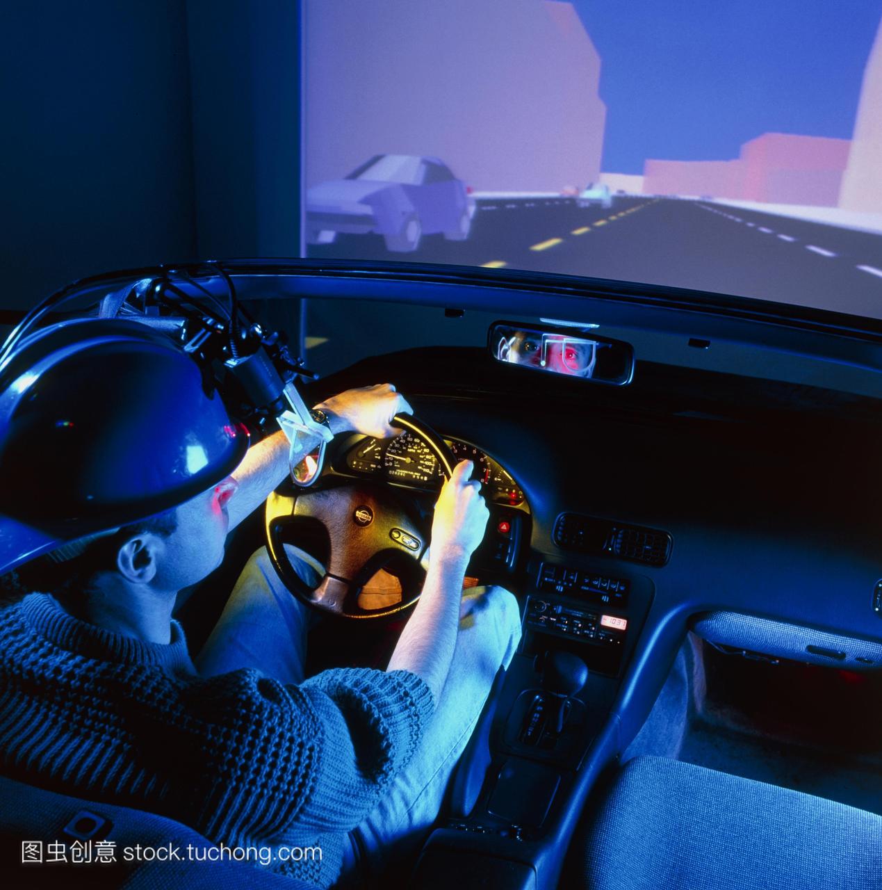 驾驶模拟器。男人在一个虚拟现实driv-ing模拟