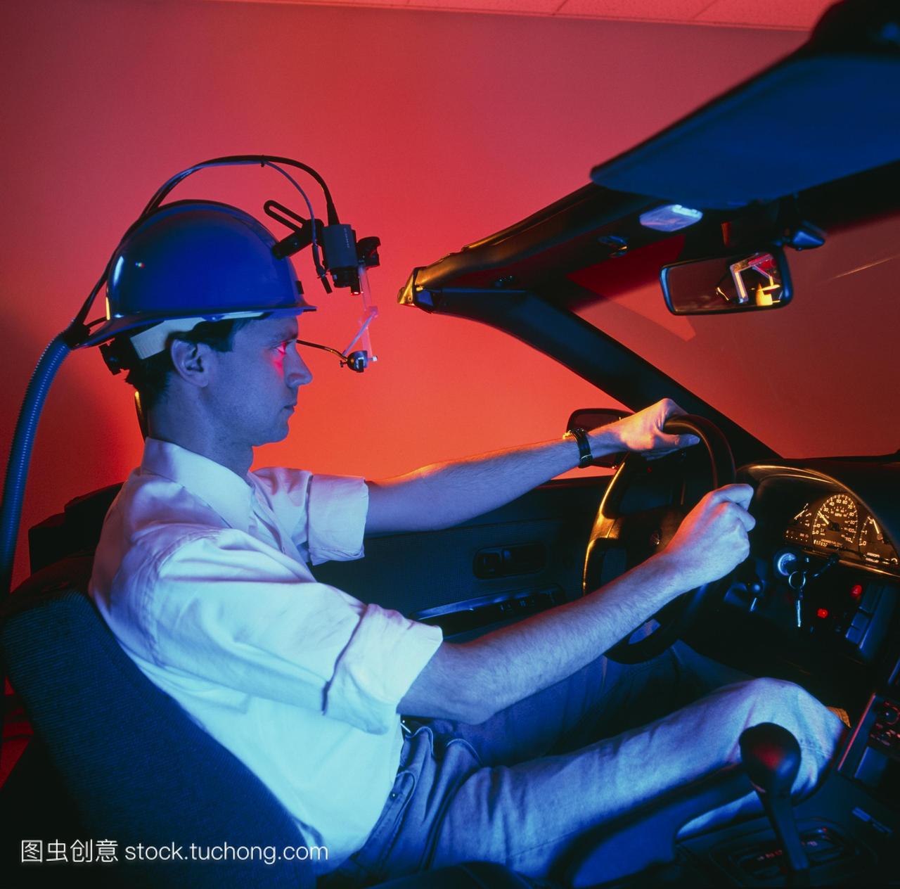 驾驶模拟器。男人在一个虚拟现实driv-ing模拟