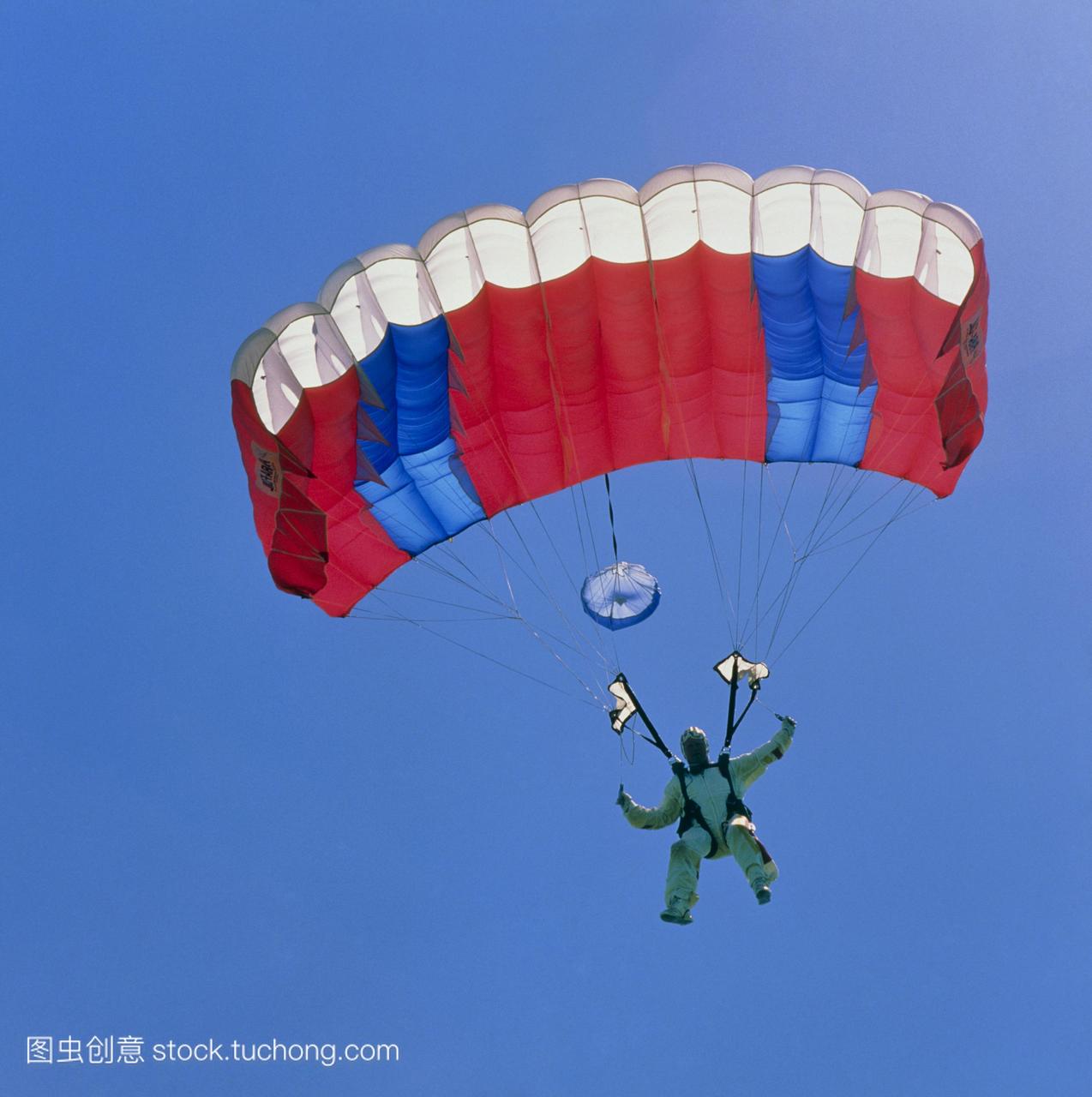 一张半空中的照片,是一名跳伞运动员在一架飞