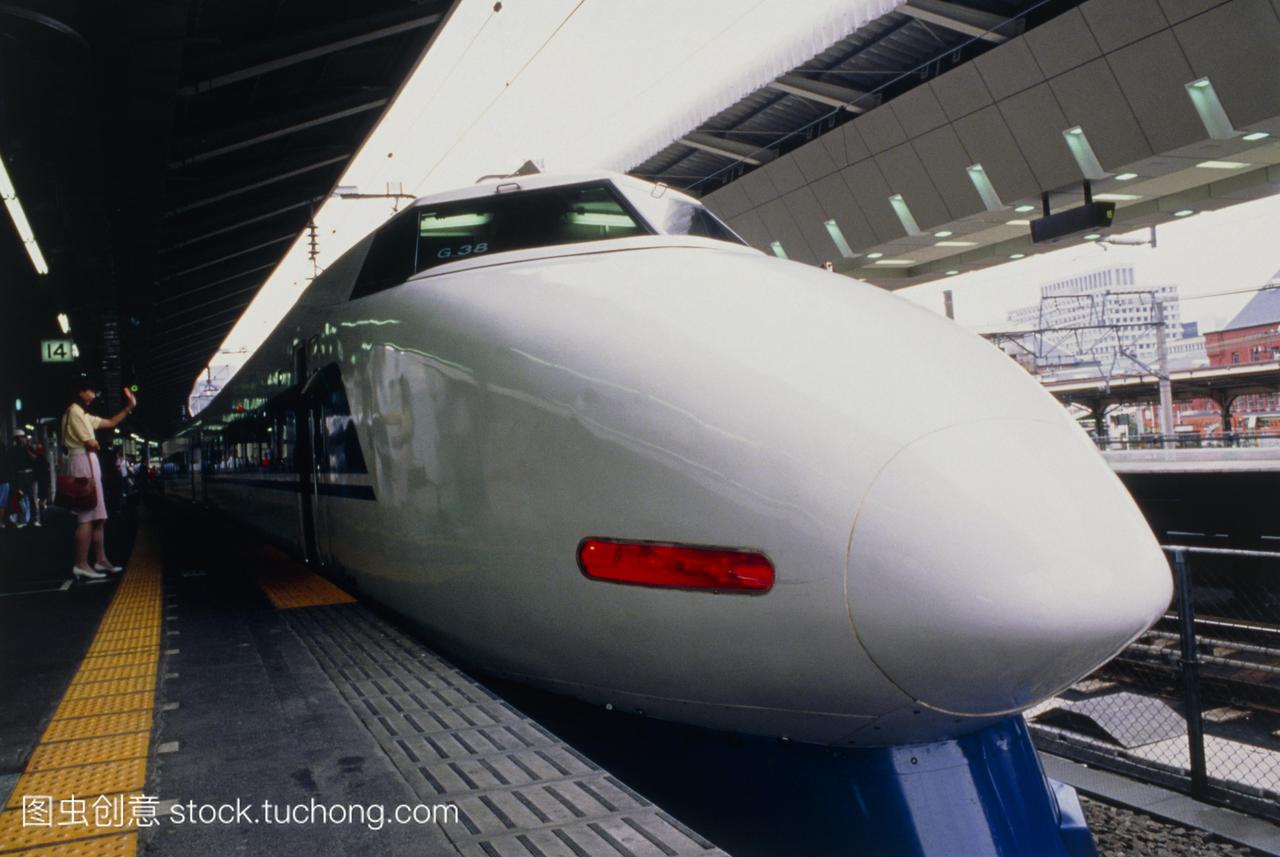 日本东京车站的新干线子弹头列车。1964年1