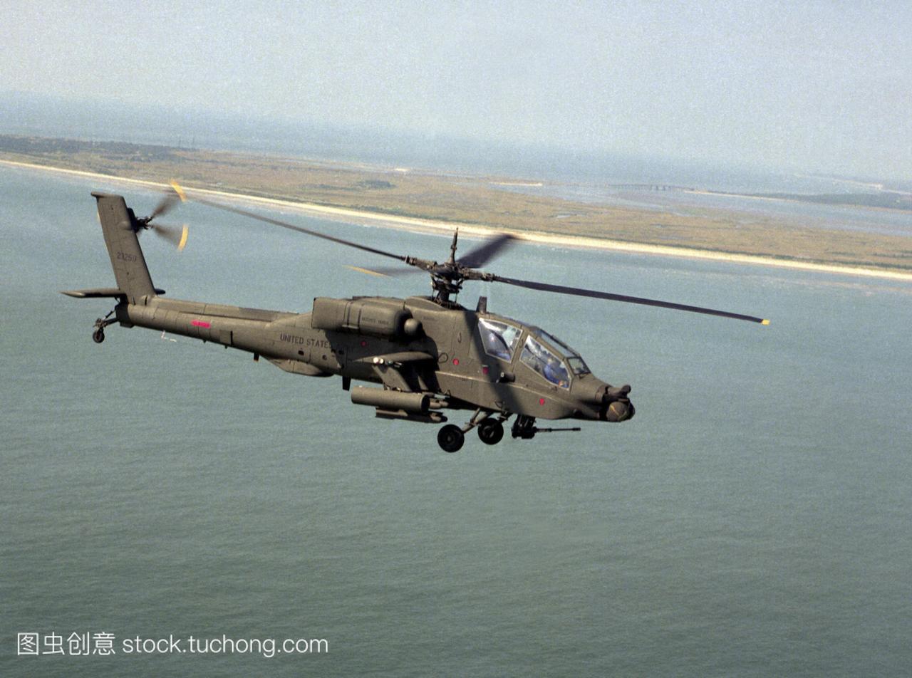 ah64a阿帕奇攻击型直升机在飞行中这个军用直