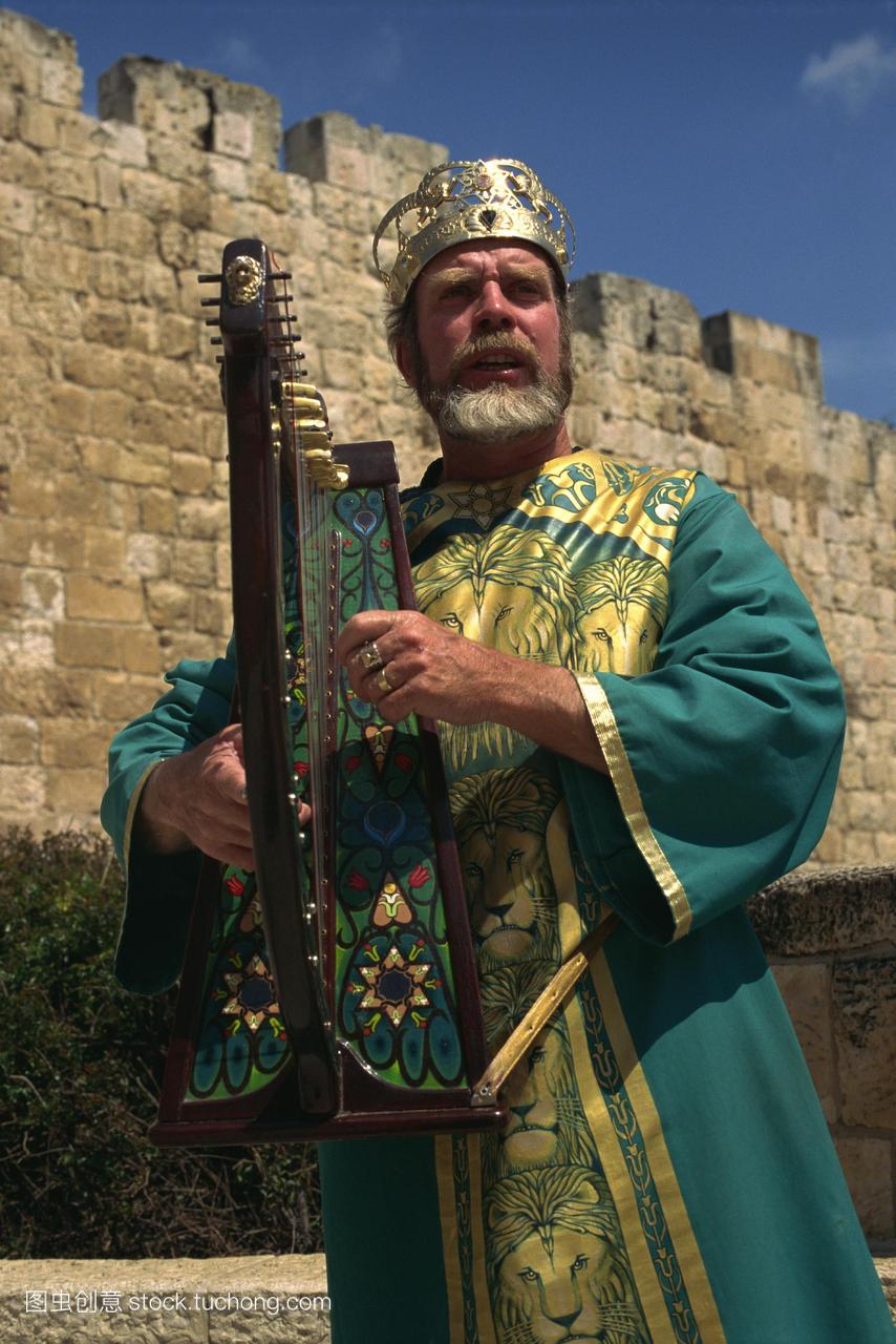 的画像与琴一个人穿传统衣服唱歌在耶路撒冷的