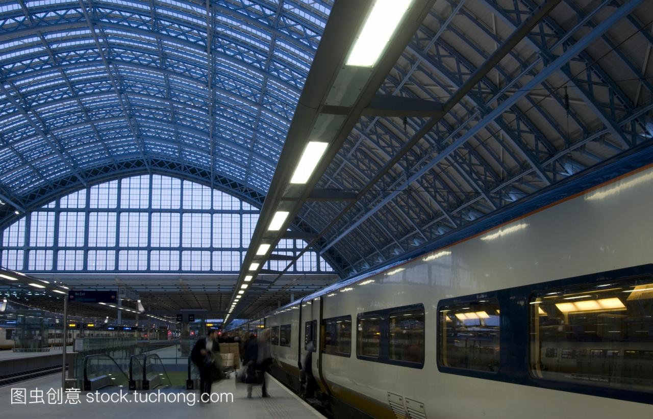 欧洲之星高速列车在圣潘克拉斯车站站台上伦敦