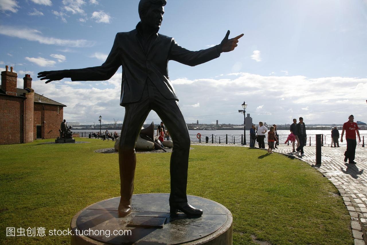 比利愤怒的雕像由阿尔伯特码头和默西河河利物