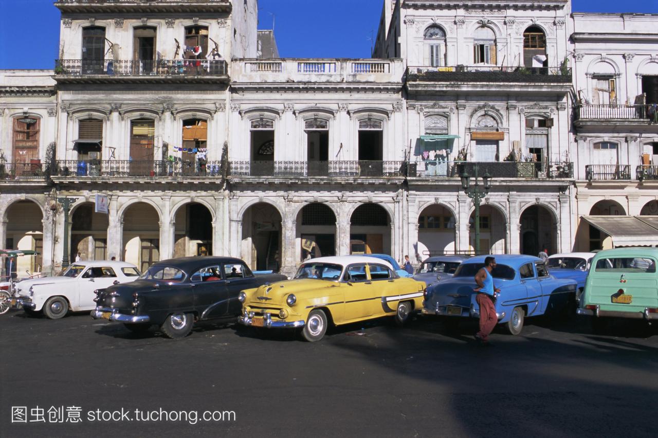 20世纪50年代的美国汽车被用作出租车,哈瓦那