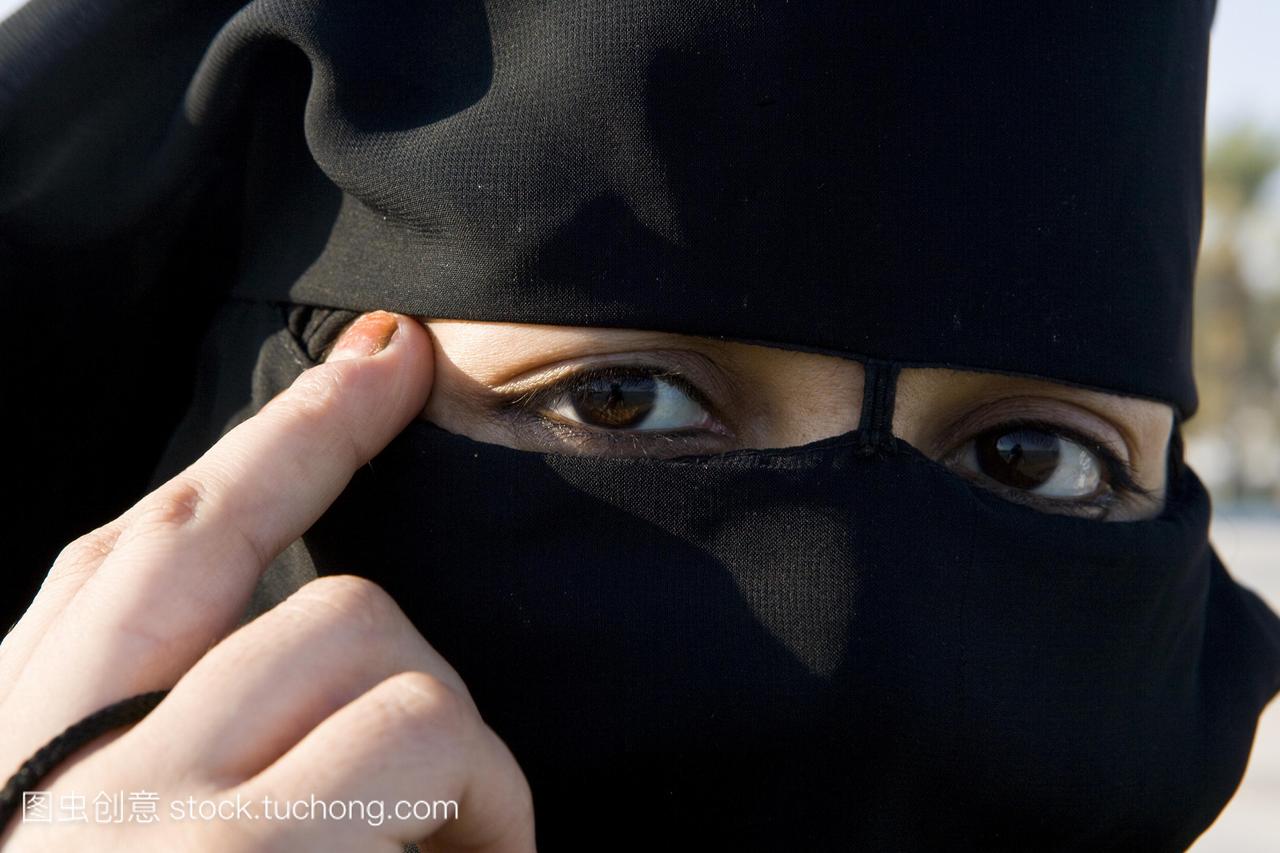 女人穿着传统的面纱多哈卡塔尔中东