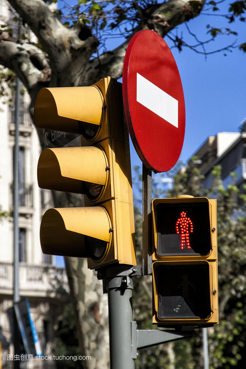 西班牙加泰罗尼亚,巴塞罗那,红色交通灯人站的