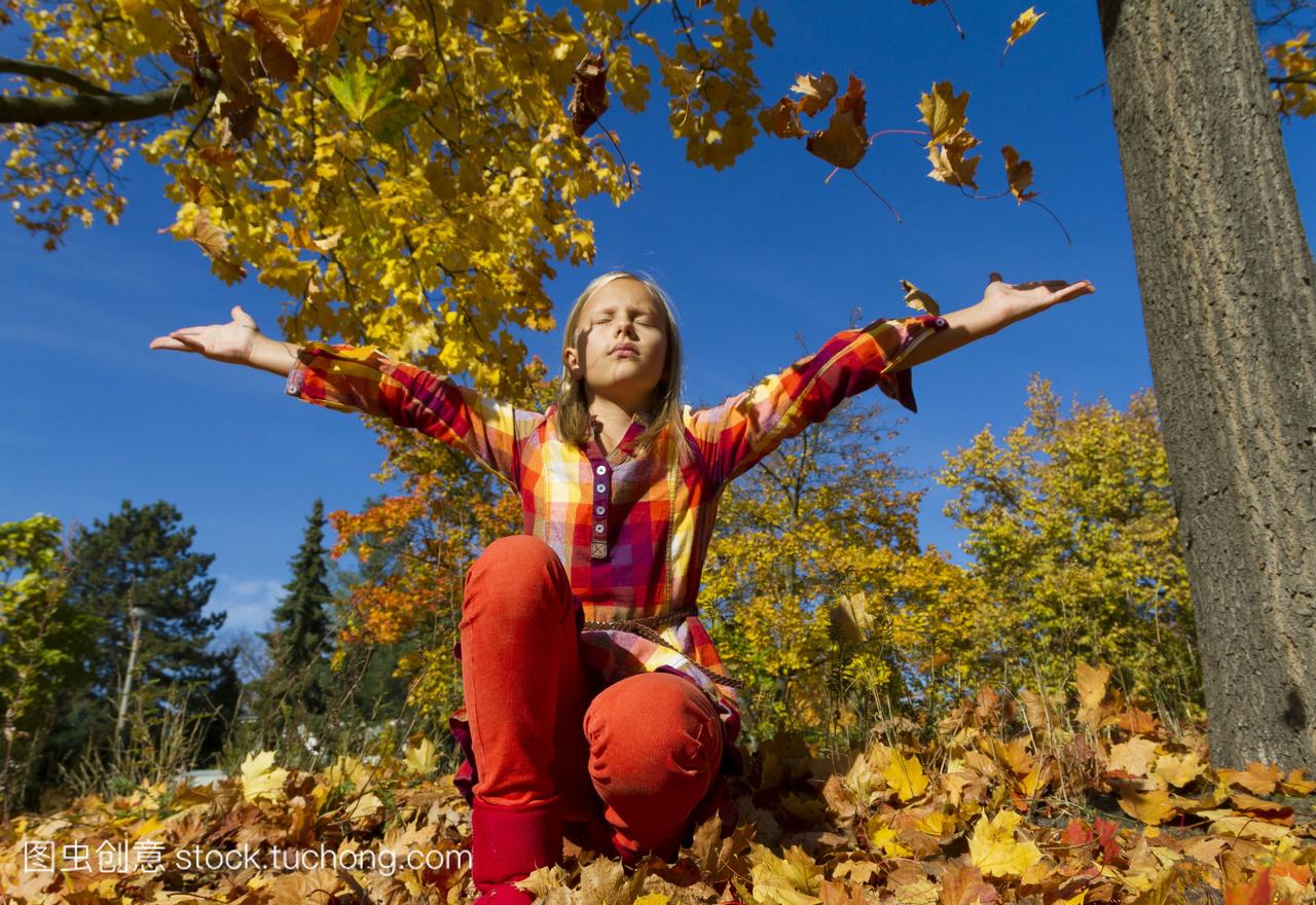 10岁的女孩享受阳光明媚的秋天的天气柏林德