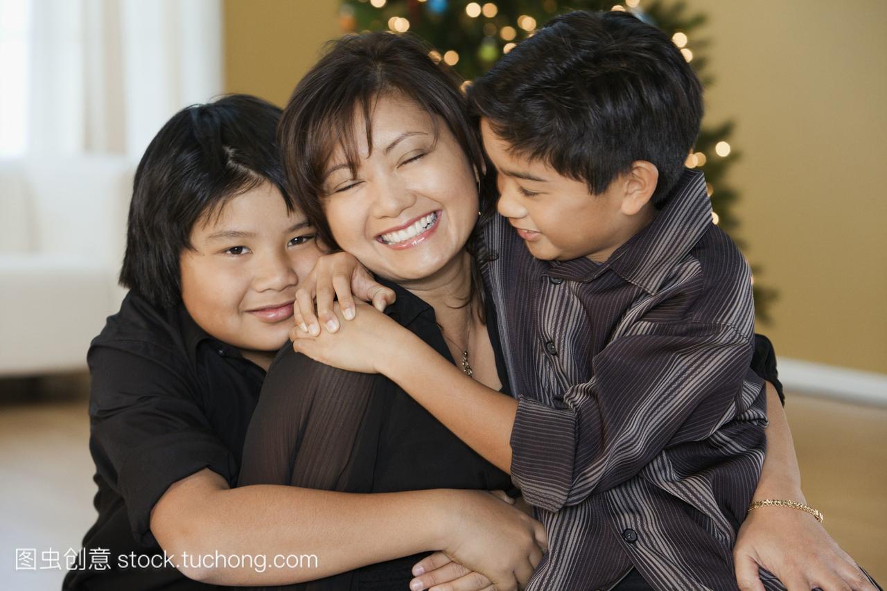 菲律宾家庭在圣诞节时微笑