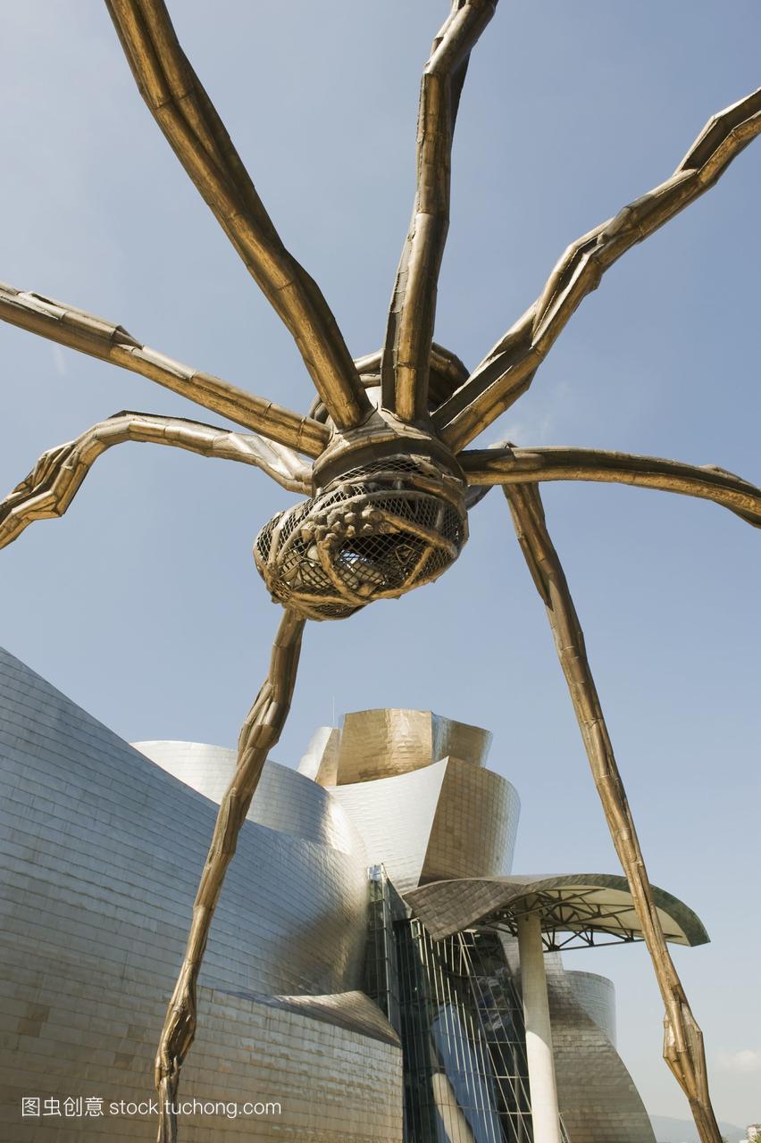 古根海姆博物馆由建筑师弗兰克盖里设计和巨型