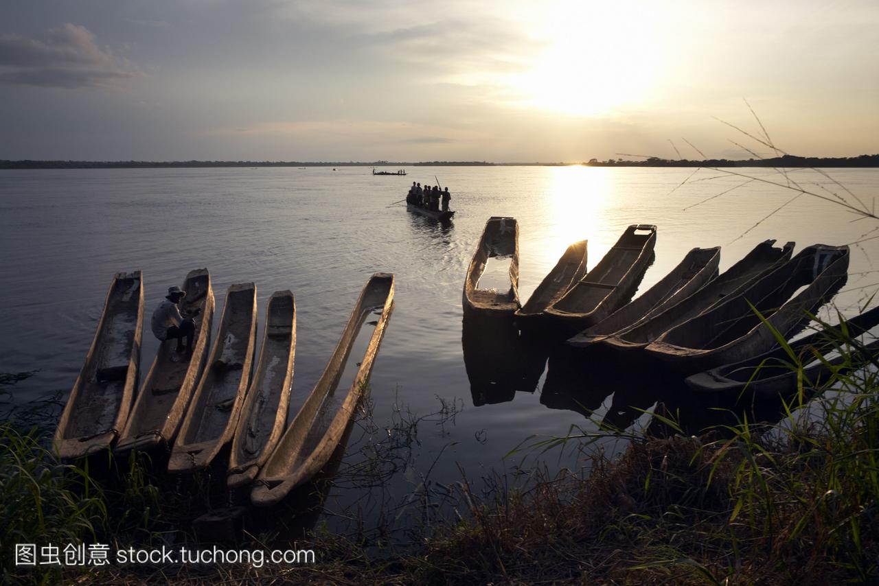 独木舟(pirogues)在刚果河,扬甘比,刚果民主共和