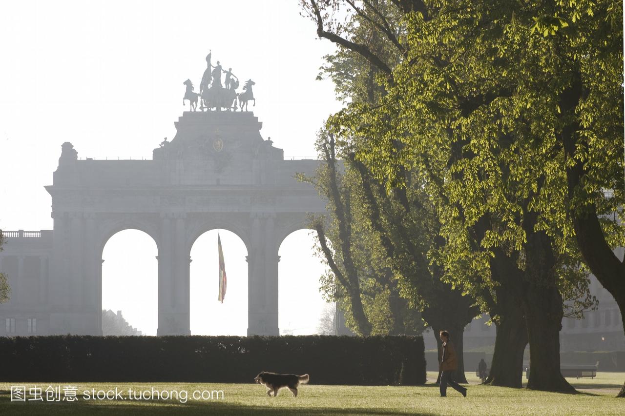 比利时布鲁塞尔cinquantenaire公园男人和狗