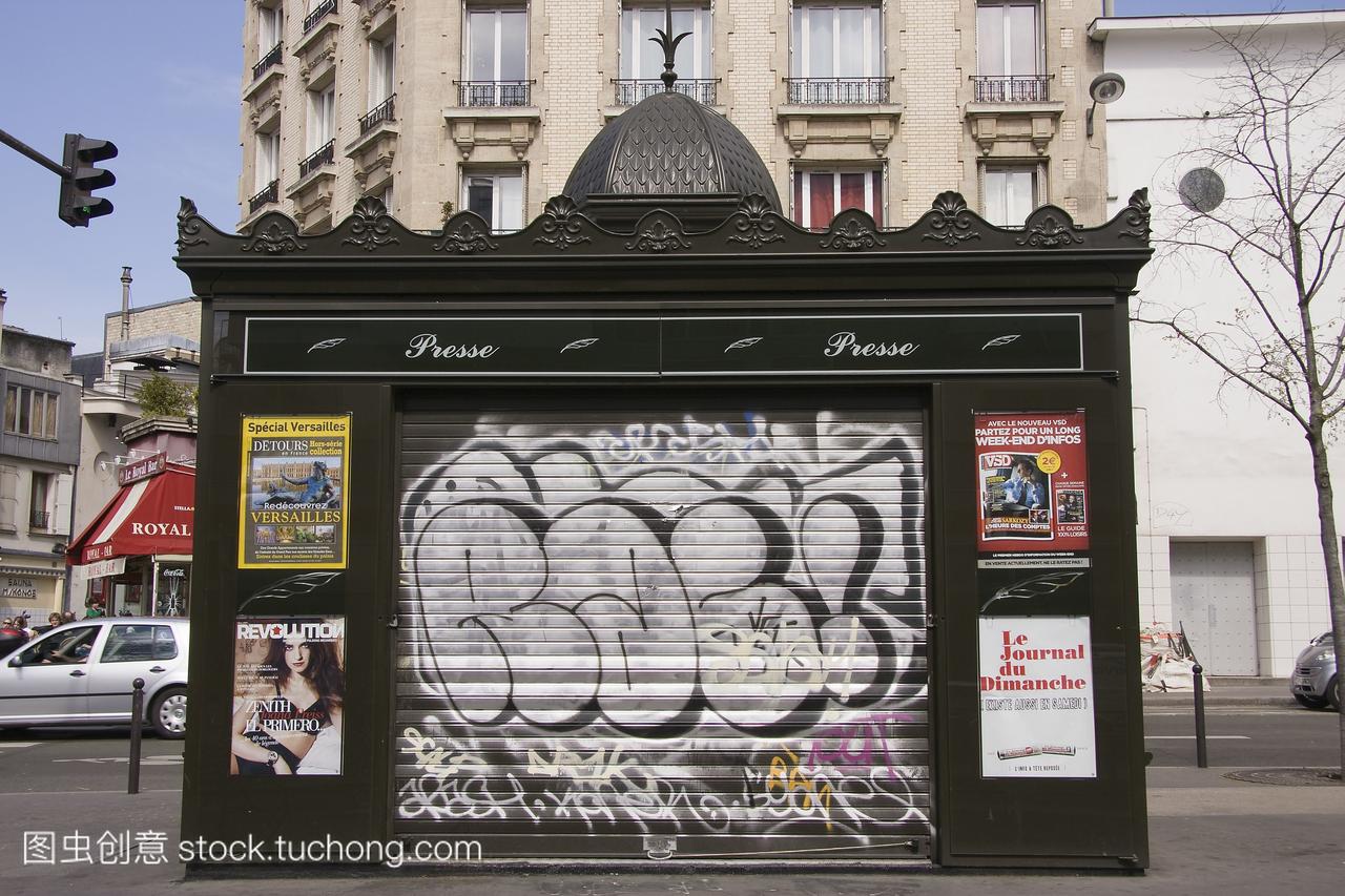 法国,巴黎,第17区,在一个小亭子上的标签