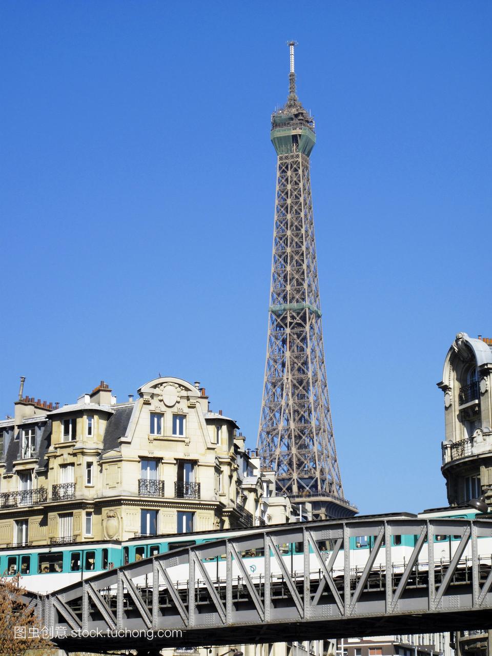 法国巴黎第七区埃菲尔铁塔空中的地铁